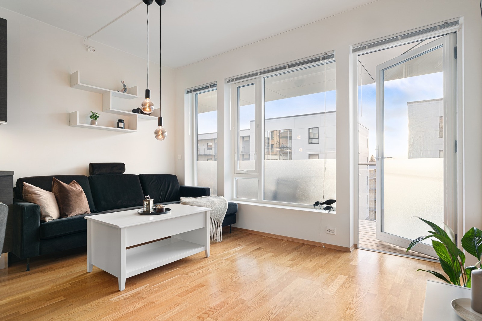 Fra stuen er det utgang til en herlig balkong. Galleribilde