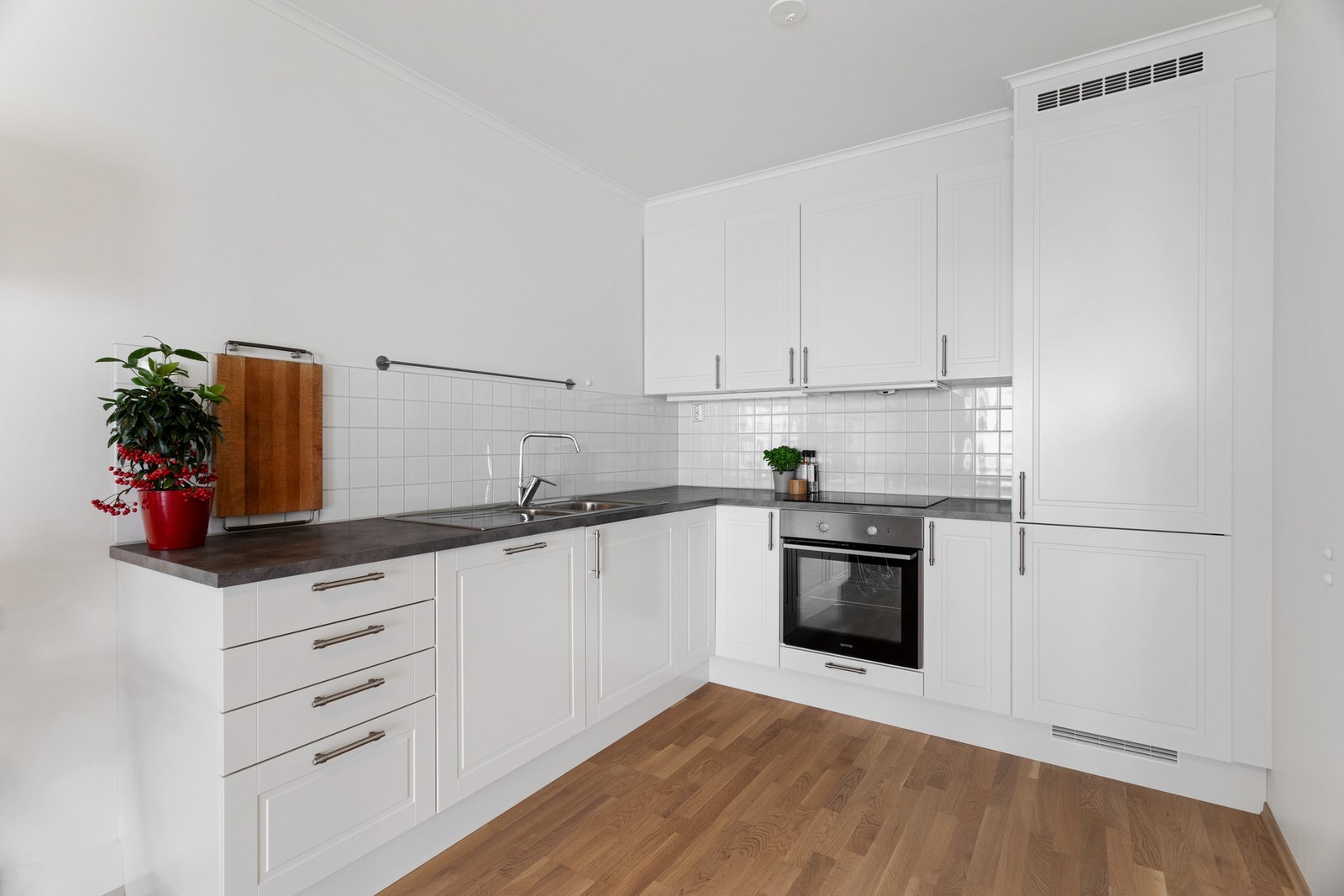 Pent kjøkken med integrerte hvitevarer Galleribilde