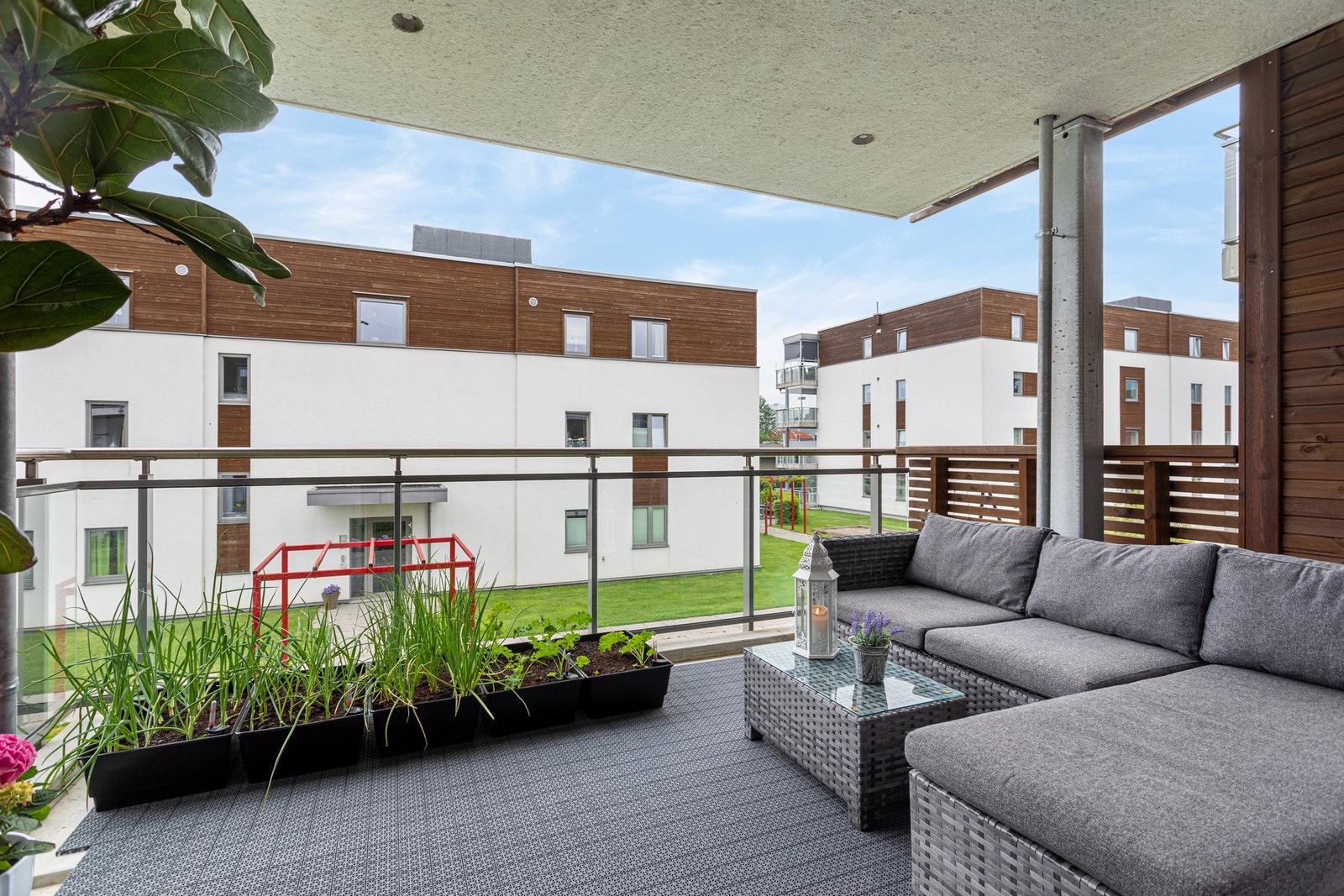 Overbygd og solrik balkong Galleribilde