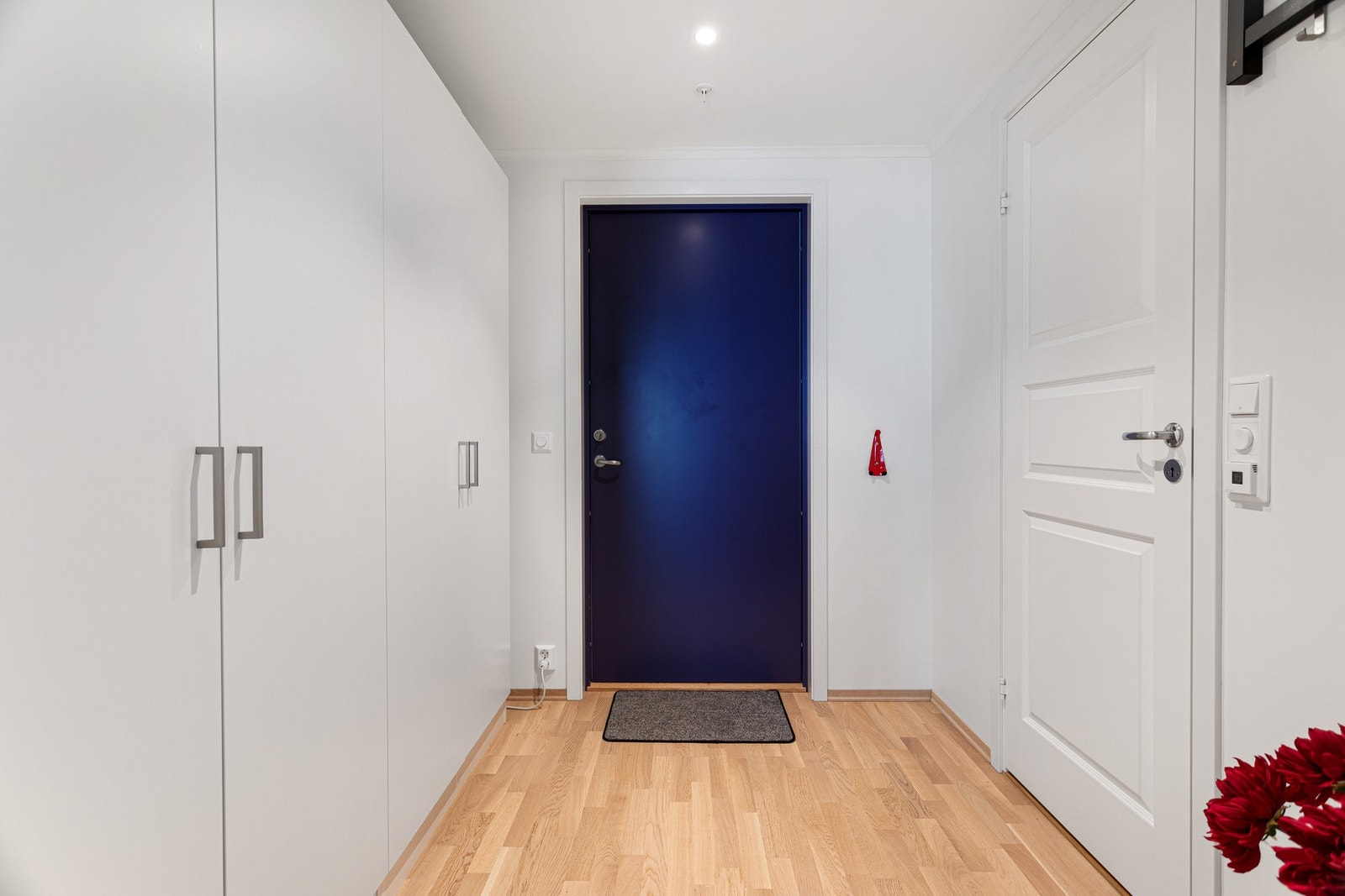 Entrè med garderobeskaper som gir masse lagringsplass. Galleribilde