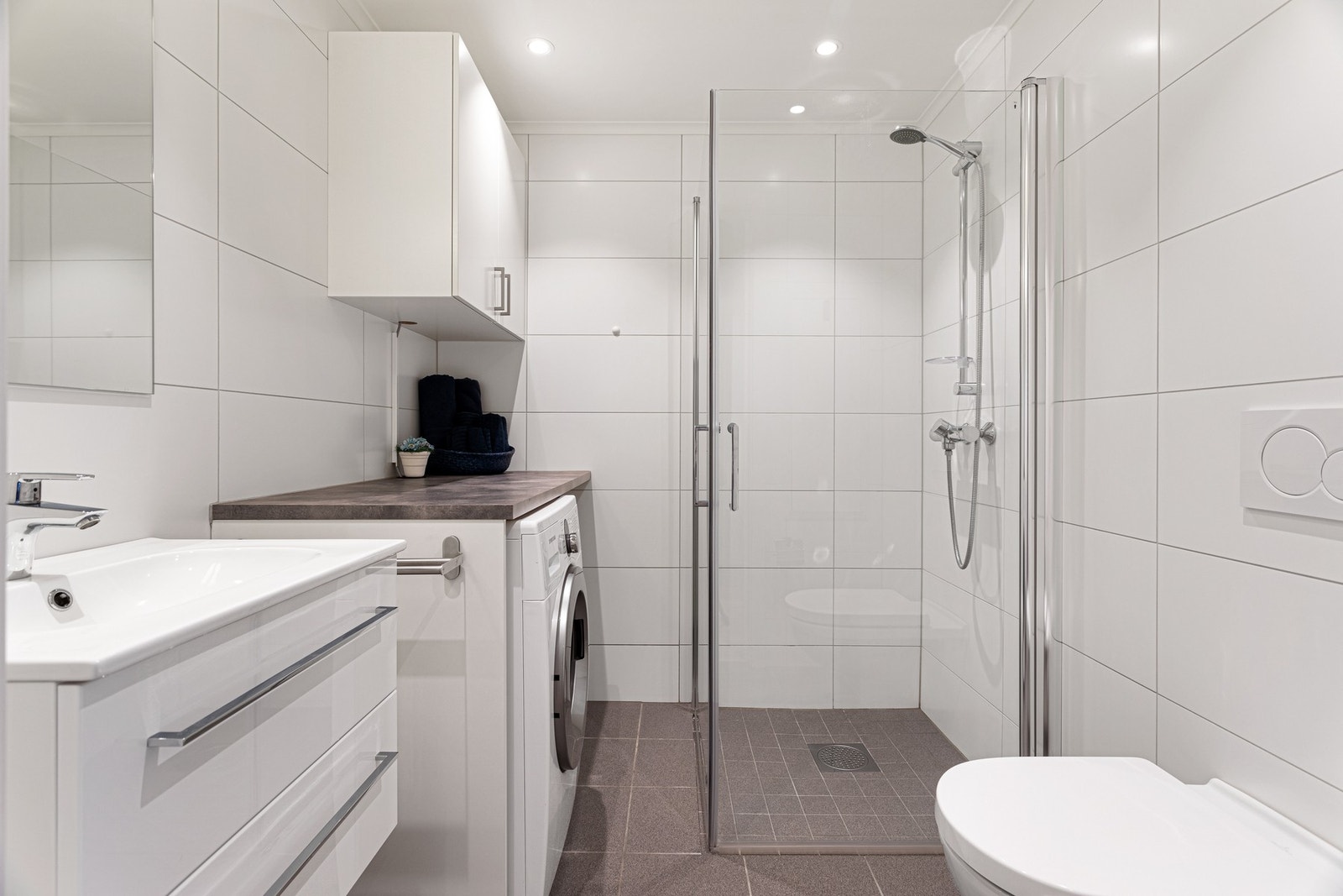 Pent, flislagt bad med opplegg for vaskemaskin Galleribilde