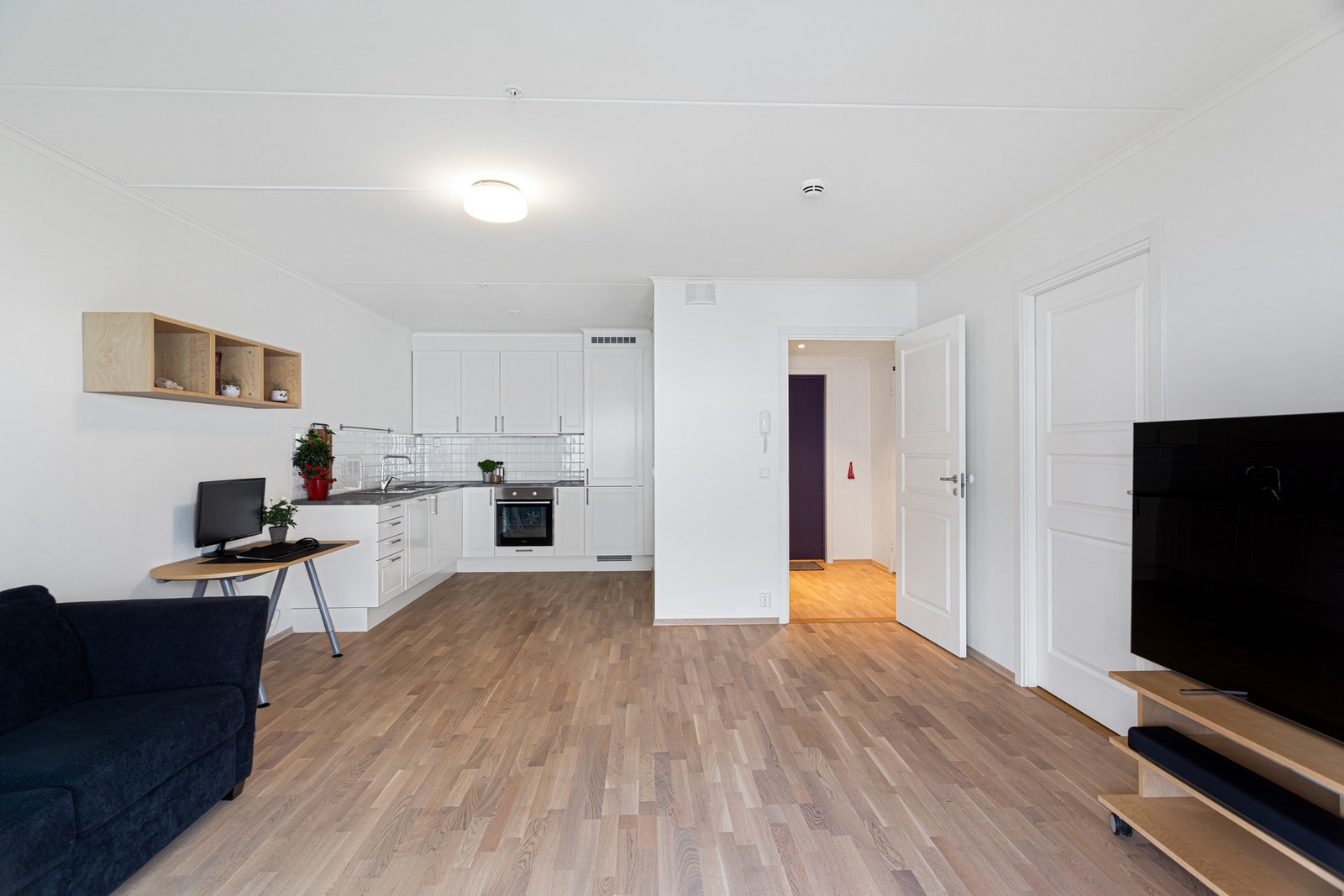 Kjøkkenet ligger i åpen løsning mot stuen Galleribilde