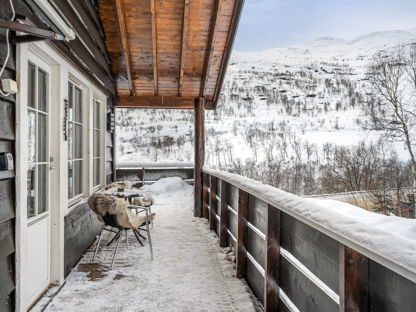 Vestvendt terrasse som er overbygget med gode solforhold Galleribilde