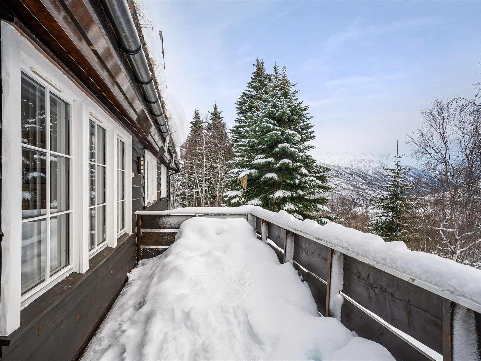 Sørvendt terrasse med utsikt og gode solforhold Galleribilde
