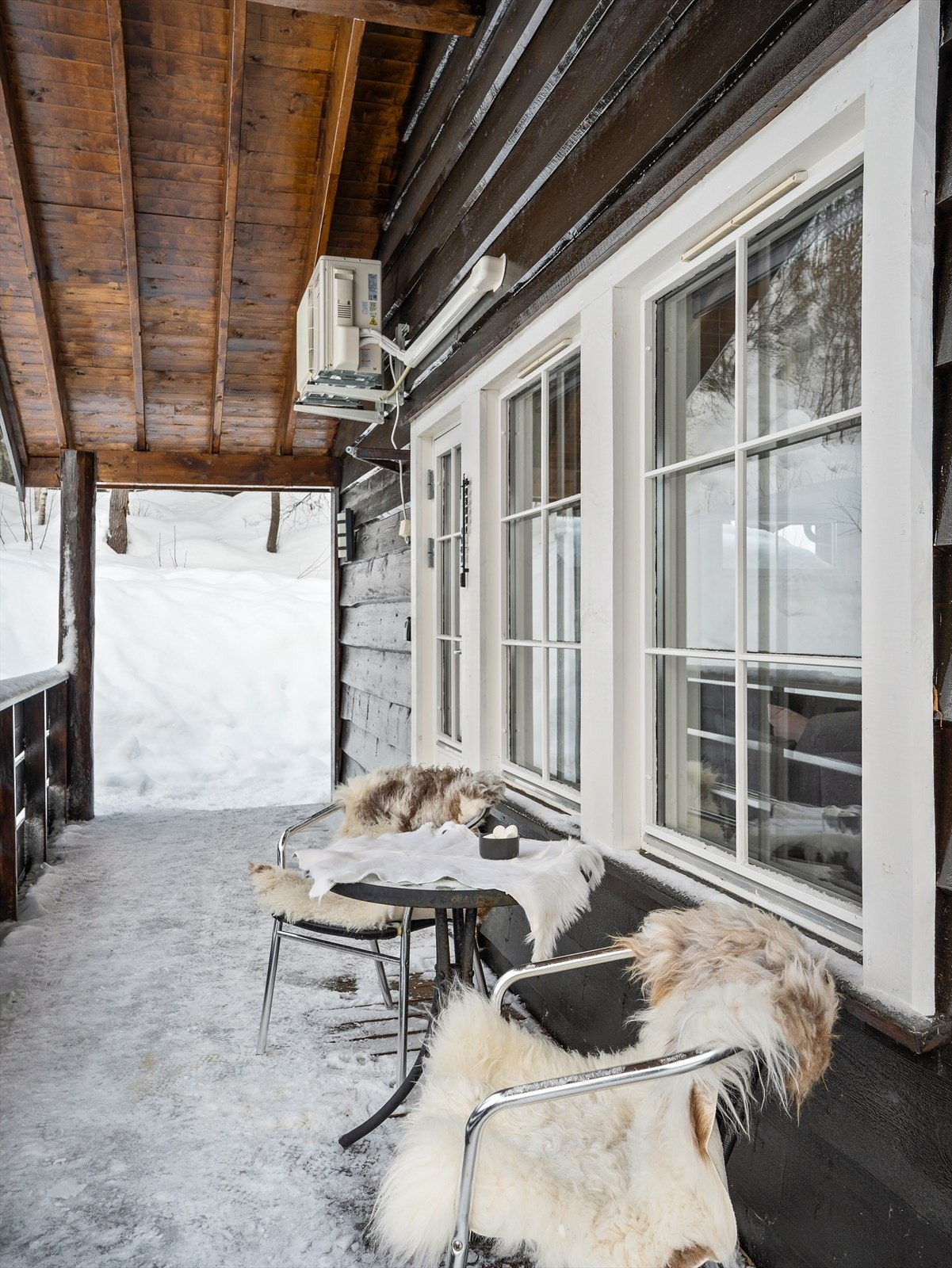 Overbygget terrasse mot vest med gode solforhold Galleribilde