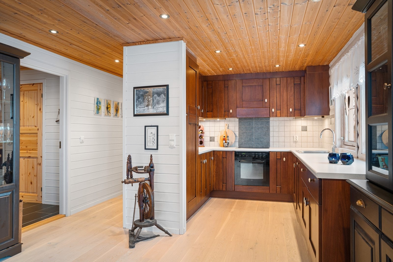 Lysmalte vegger og nydelig enstavs parkettgulv Galleribilde