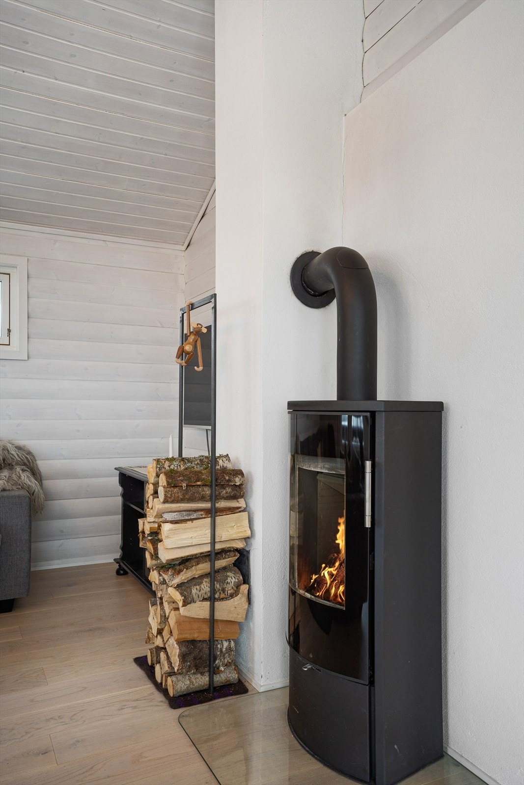 Moderne vedovn gir varme og herlig atmosfære Galleribilde