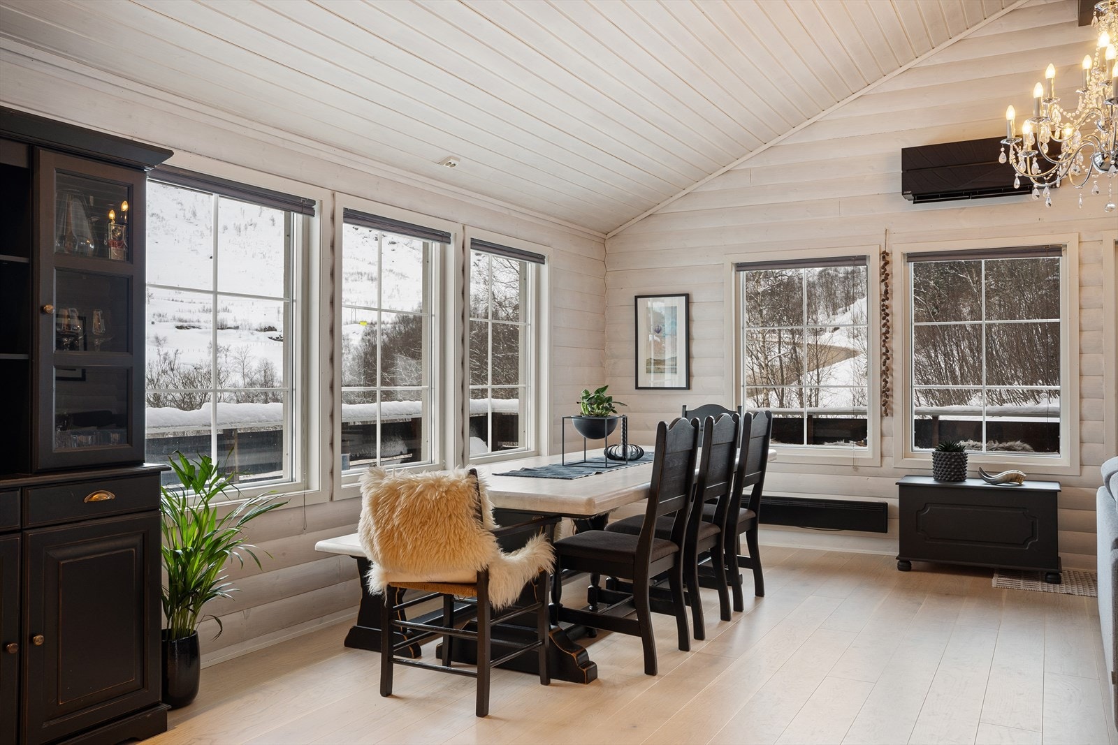 Gode møbleringsmuligheter med god plass til sofagruppe og stort spisebord Galleribilde