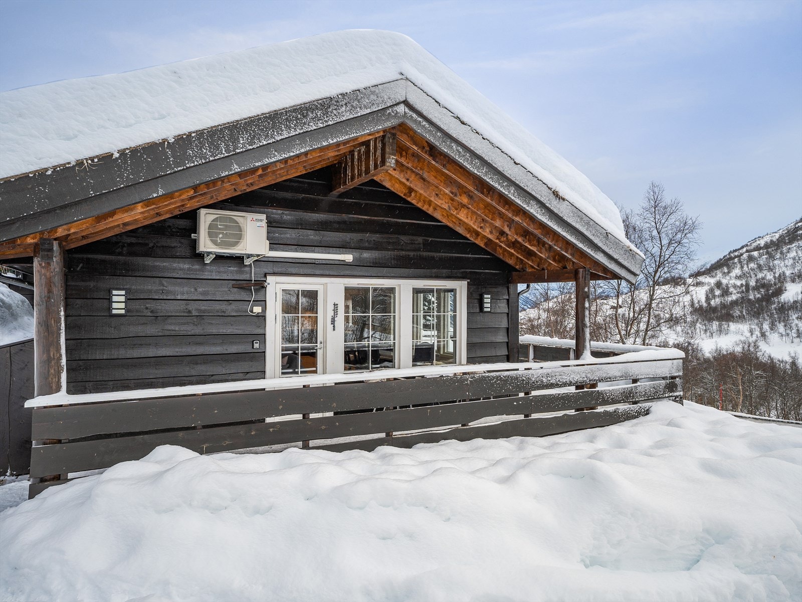 Terrassen har utgang fra stue og flott utsikt over fjell og omliggende natur Galleribilde