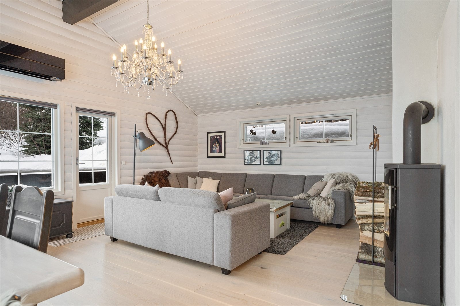 Vedovn og varmepumpe står for oppvarming Galleribilde