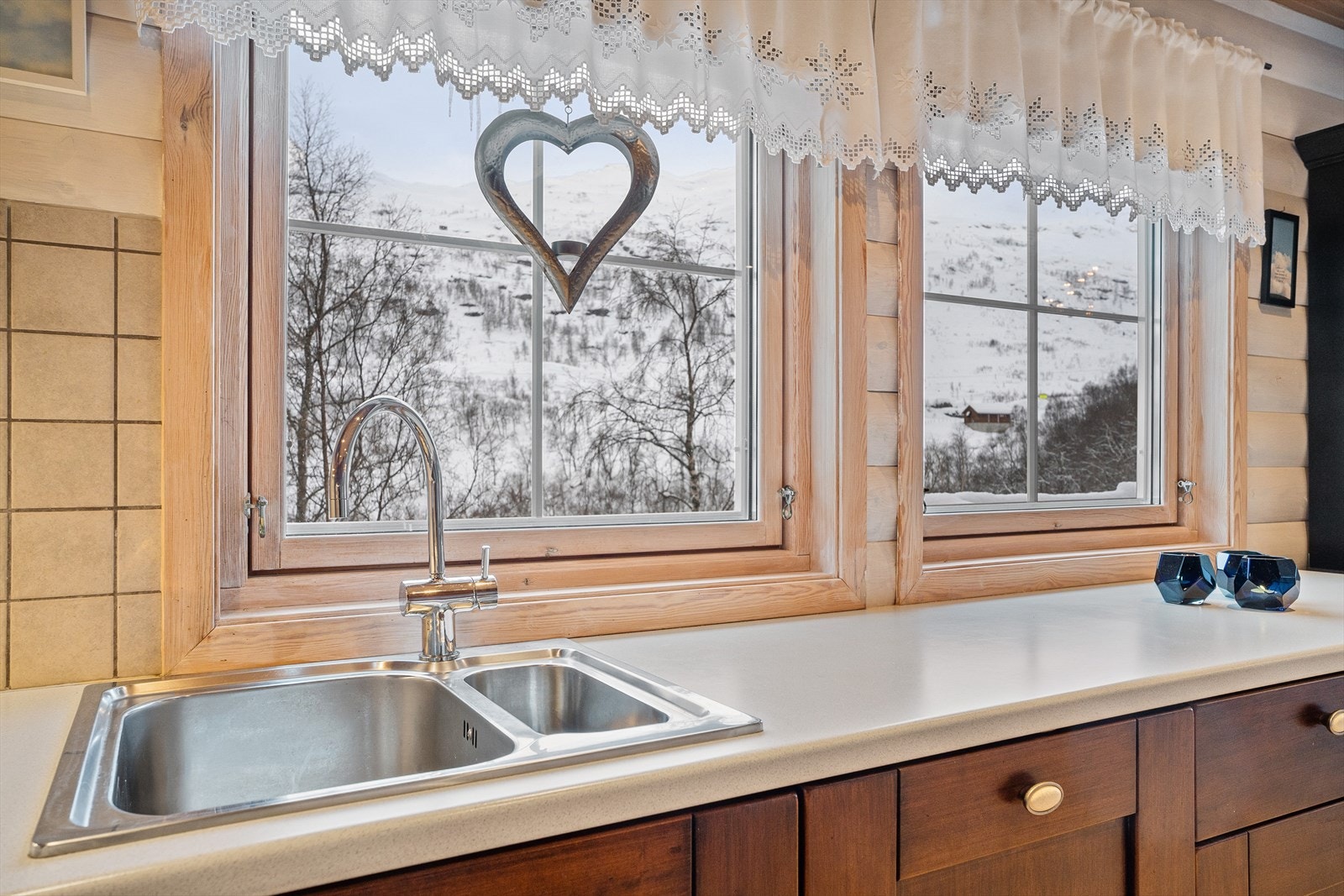 Flott utsikt mot fjellene og omliggende natur Galleribilde