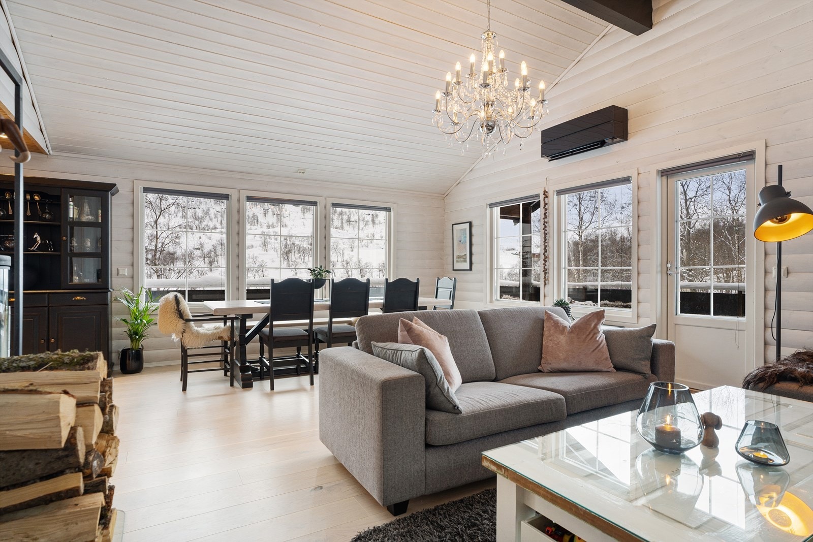 Store vinduer mot fin utsikt Galleribilde