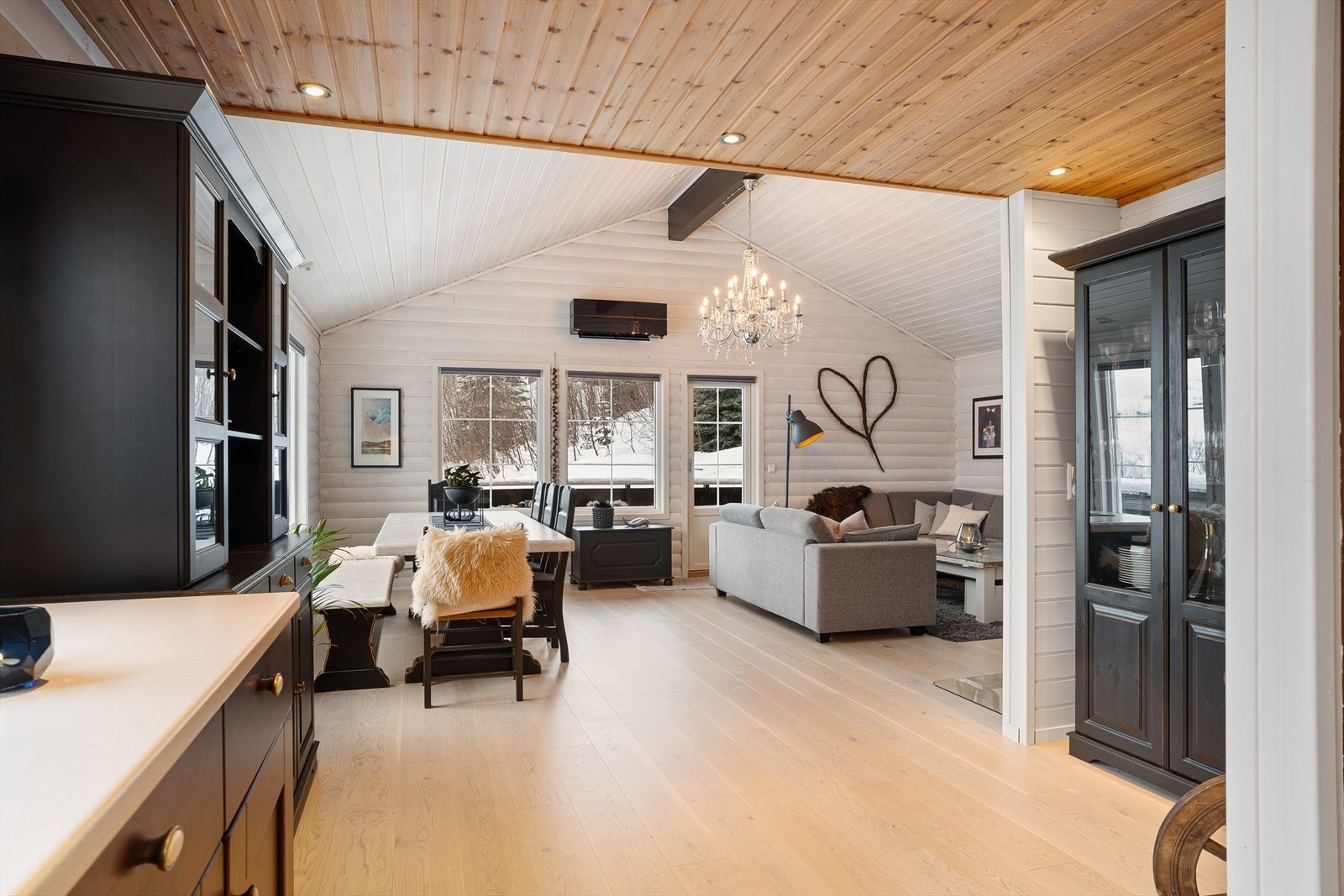 Hytten er lyst og innbydende innredet med gode material- og fargevalg Galleribilde