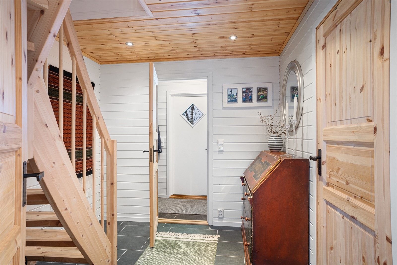 Romslig hall med trapp opp til 2. etasje Galleribilde