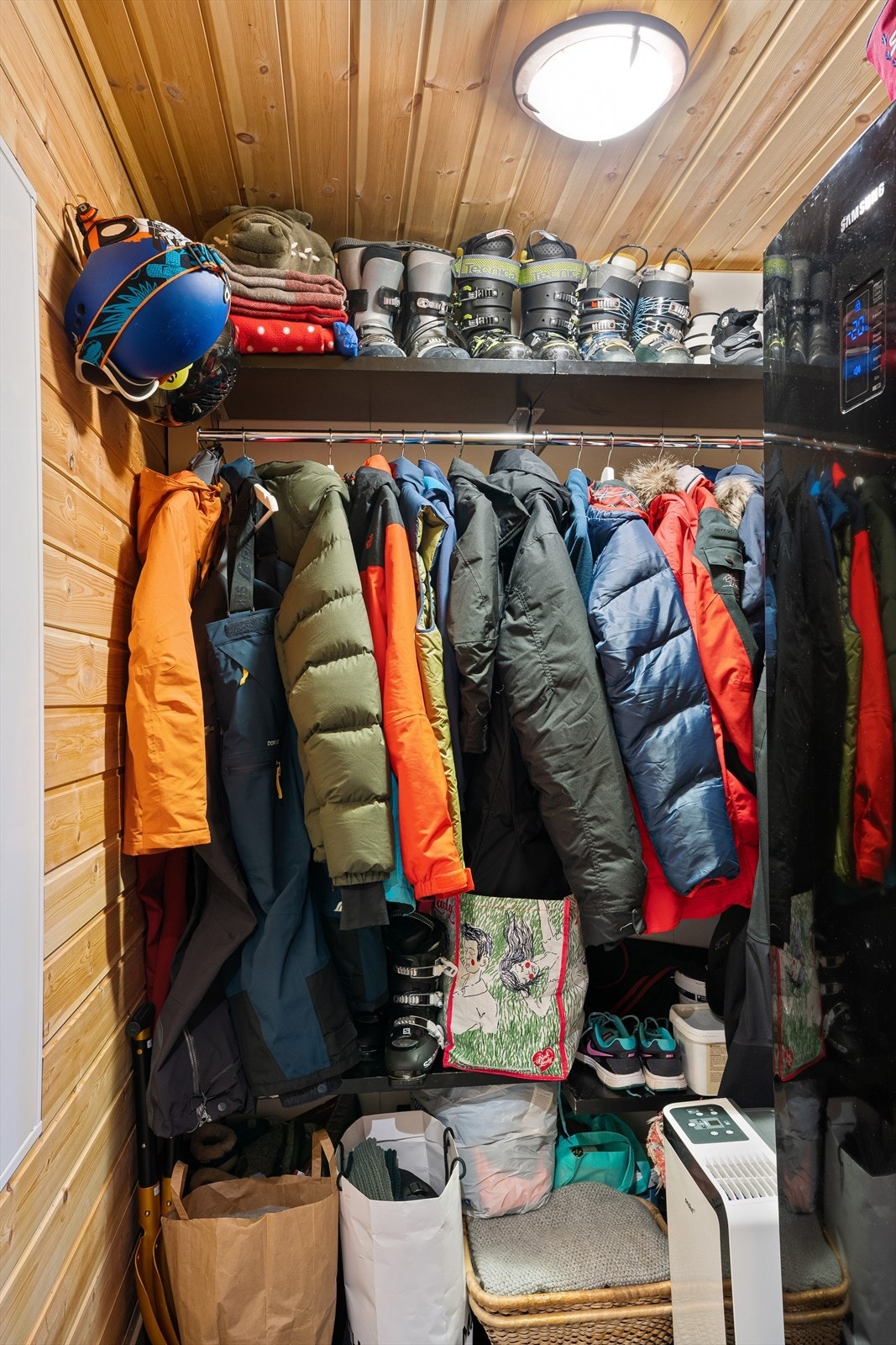 Bod i vindfang med god plass til yttertøy Galleribilde