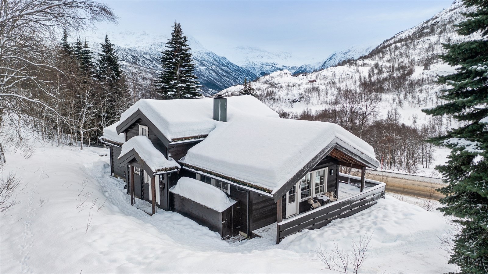 Hytten ligger flott til - Kun en kort biltur unna skitrekk - og Røldal sentrum Galleribilde