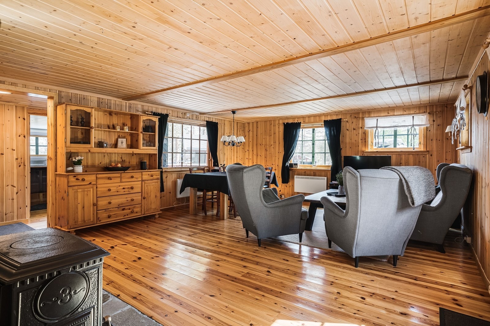 I stuen er det god plass for både spisestue og en romslig sofagruppe. I tillegg er det godt med veggflater for hyller/seksjoner og pynt. Galleribilde