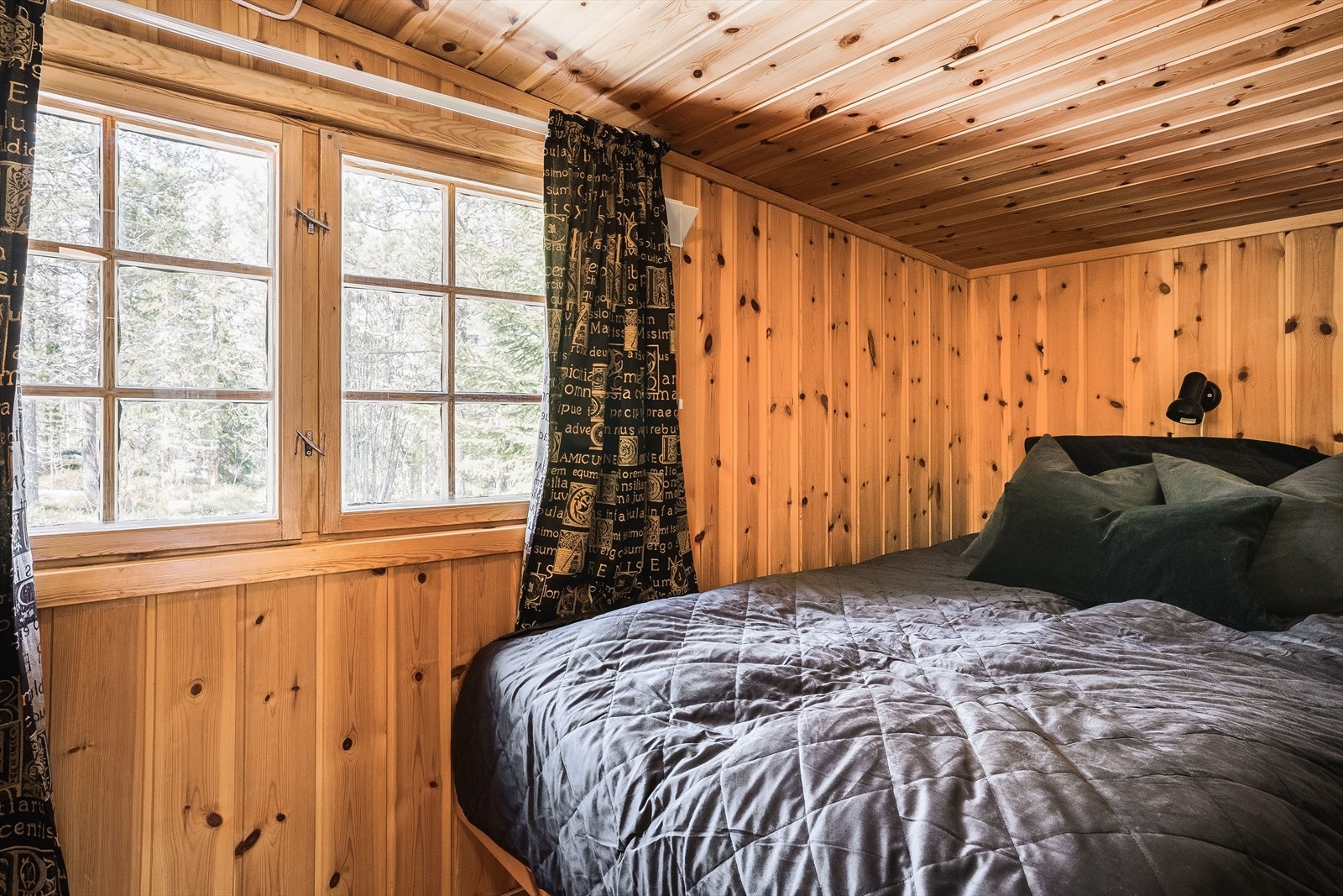 Soverom 3 med fastbygd dobbeltseng. Del av rom med lavere takhøyde enn 2,20m iht. dagens krav. Galleribilde