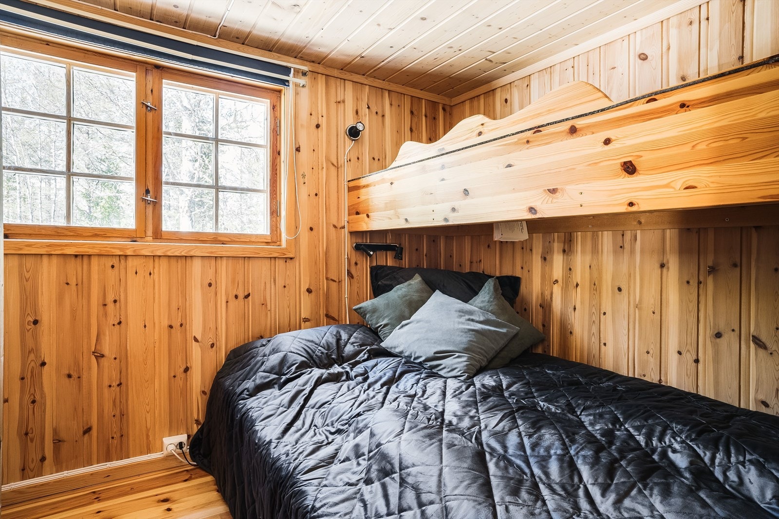 Hovedsoverom ligger med adkomst fra stuen og har i dag plassbygd familiekøye. Her er det også plassbygd garderobeskap. Galleribilde