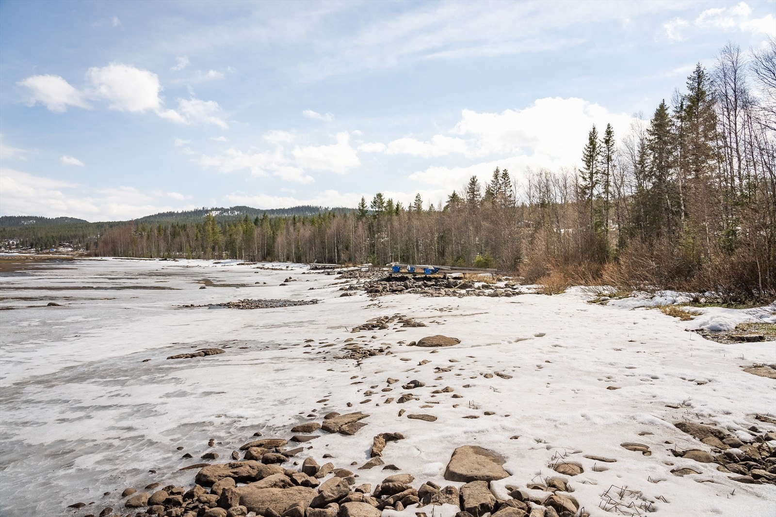 Osensjøen ligger rett nedenfor hyttefeltet. Hytta har rett til båtfeste. Galleribilde