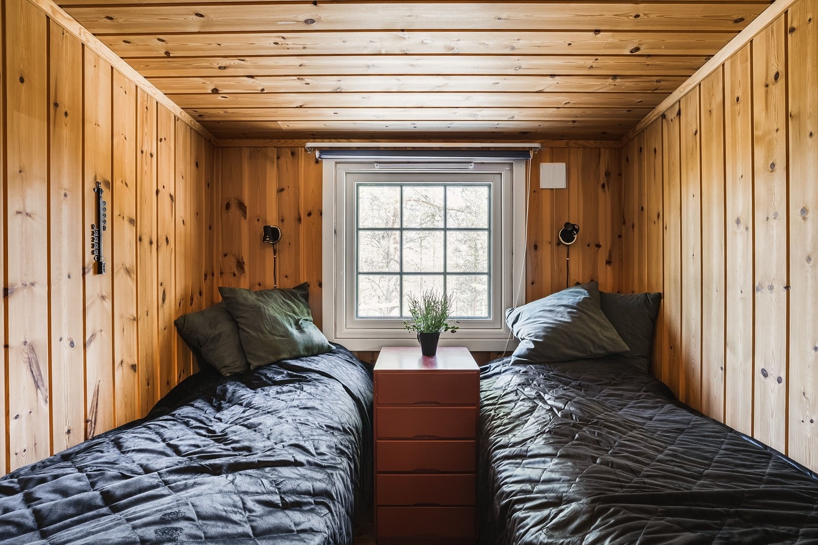 Soverom 2 med to enkeltsenger. Del av rom med lavere takhøyde enn 2,20m iht. dagens krav. Galleribilde