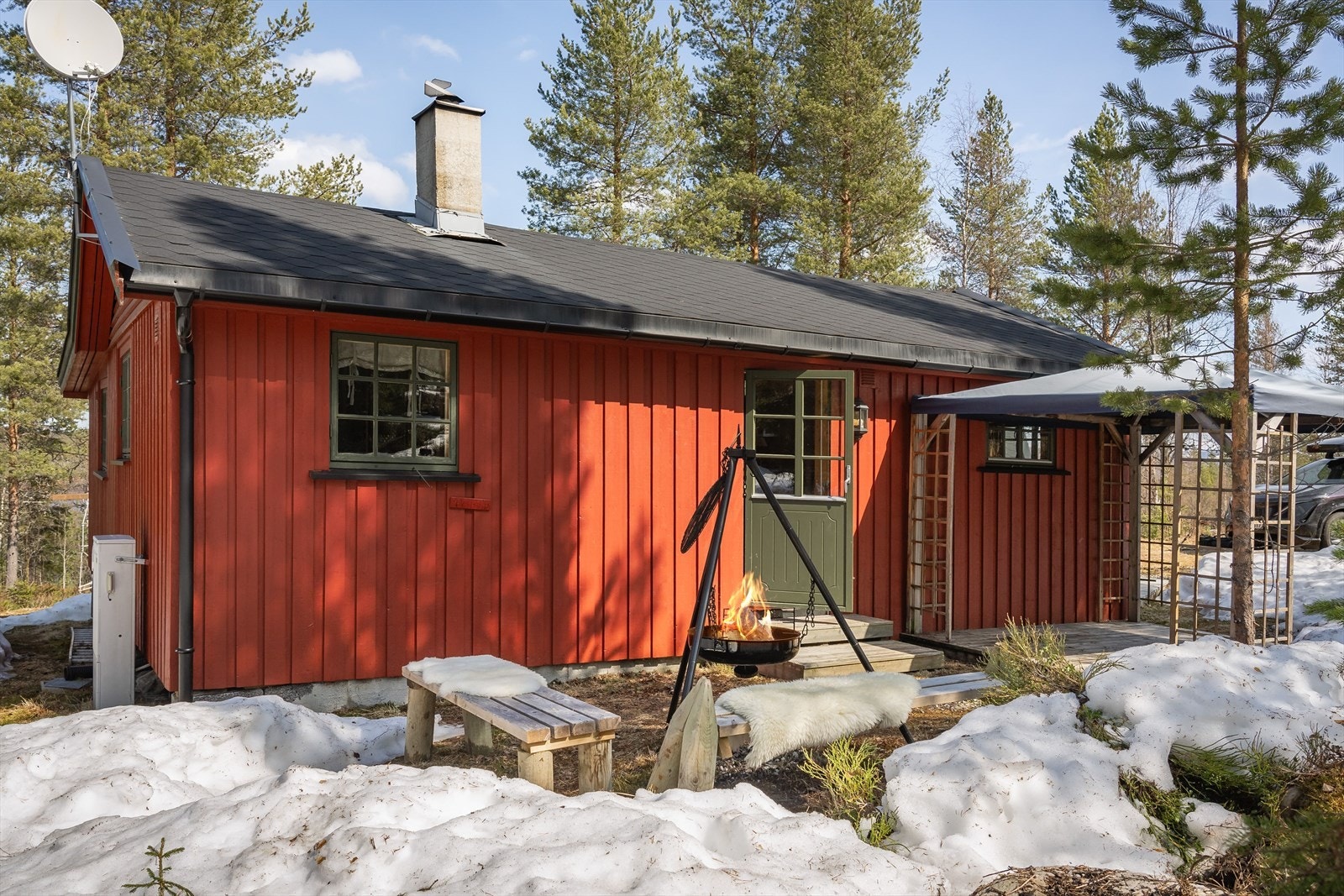 Uteområde med adkomst fra stuen har en koselig bålpanneplass, samt terrasseplatting med pergola. Et hyggelig område å benytte seg av hele året. Galleribilde