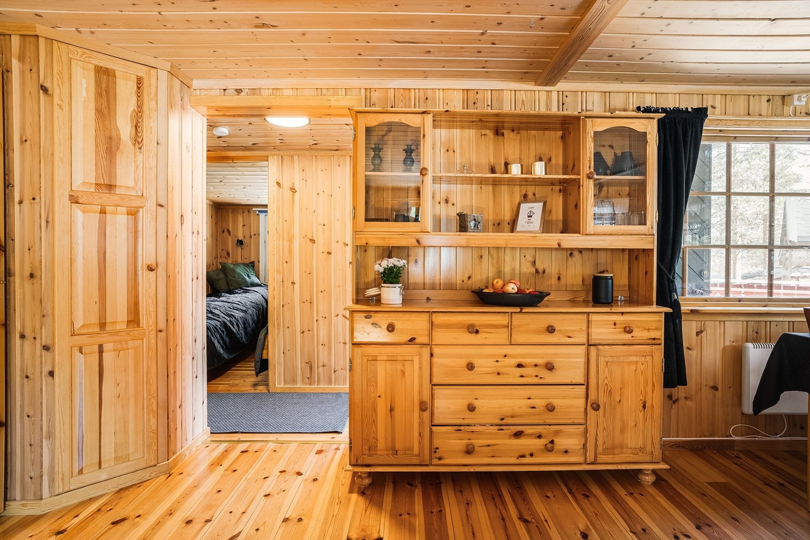 Smart plassbygd skap for oppbevaring i hjørne på stue. Galleribilde