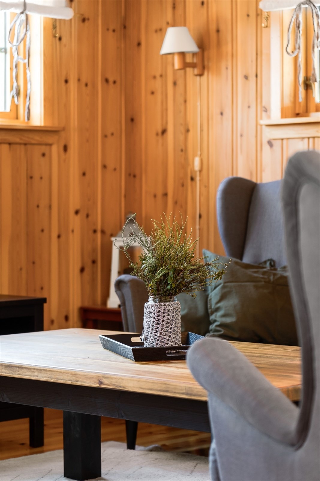 Nær spisestuen er det ii dag en stor sofagruppe med treseter og to store ørelappstoler. Galleribilde