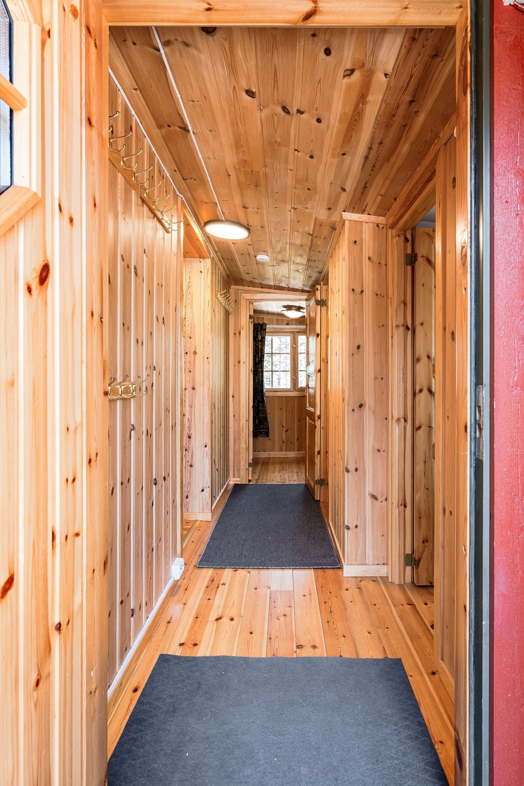 Hele hytta har tregulv, samt ubehandlet panel på vegger og i tak. Klart for maling/beising til ønsket farge av ny eier. Gangen har god omkledningsplass og rom for å henge av seg yttertøy Galleribilde