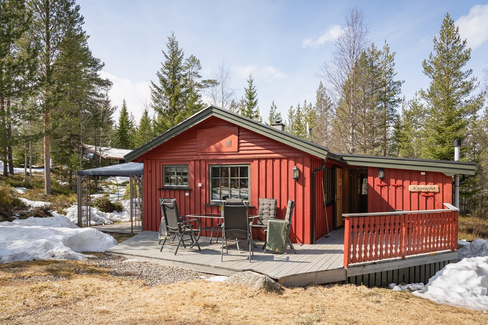 Hytta har adkomst via felles privat bomvei og parkering nær hytta. Galleribilde