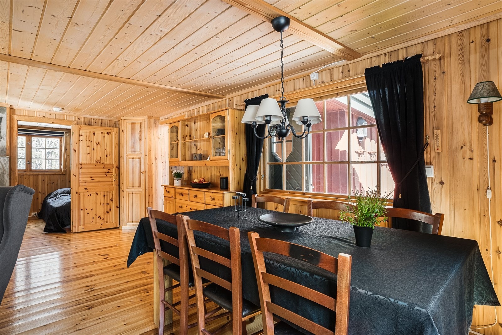 Den romslige spisestuen har god plass for lange middager med både familie og venner. Et hyggelig samlingspunkt i stua. Galleribilde