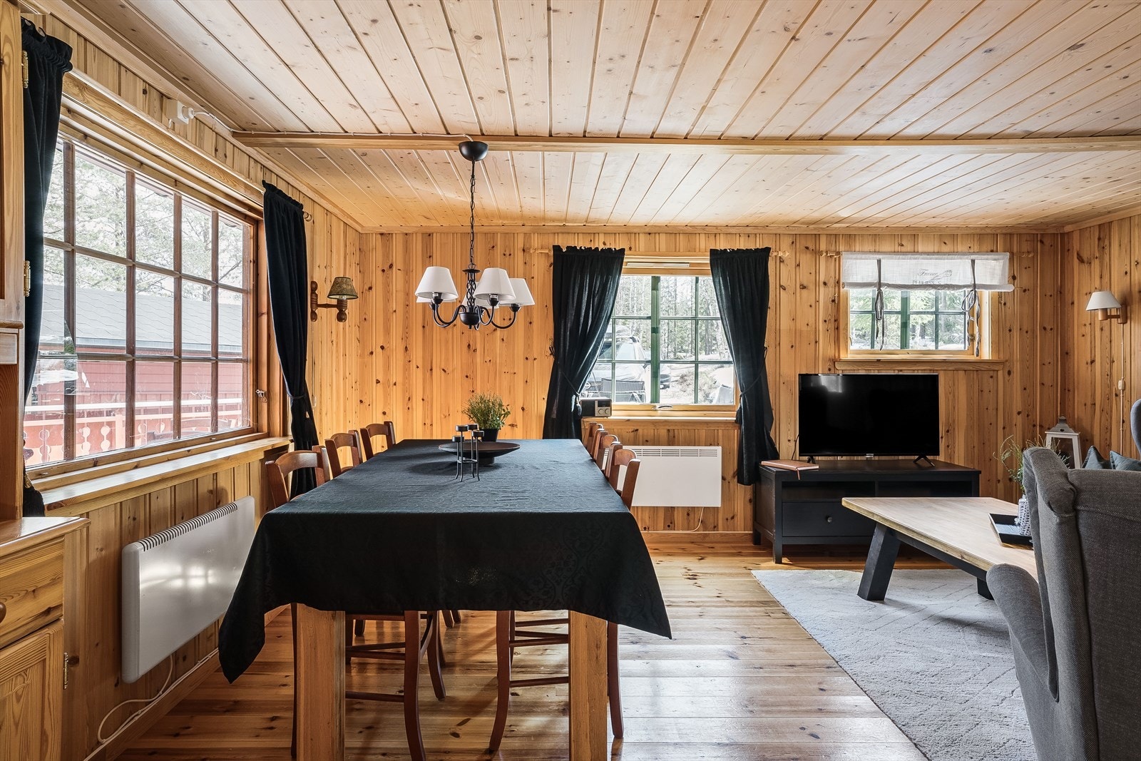 Merk de store vindusflatene i stua som gjør at dagslyset slippes fint inn og bidrar til en god atmosfære. Galleribilde