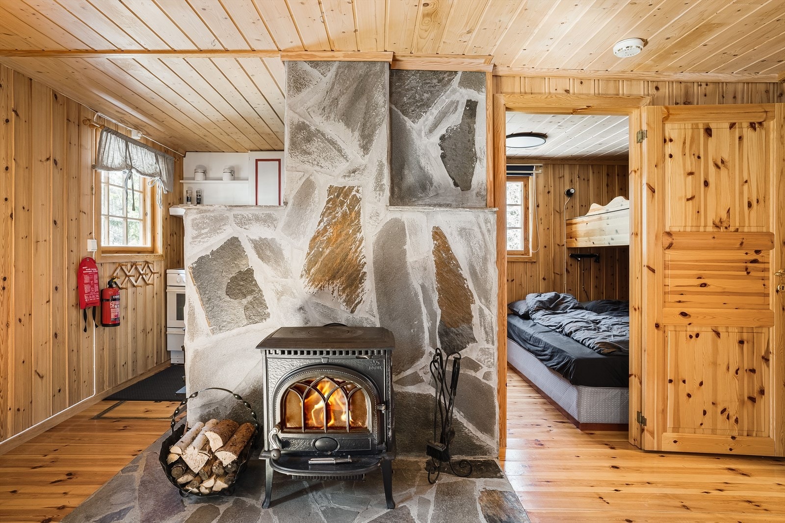 Peisvedovnen har naturstein i bakkant og under ovn som blir en fin interiørdetalj i stuerommet. Galleribilde