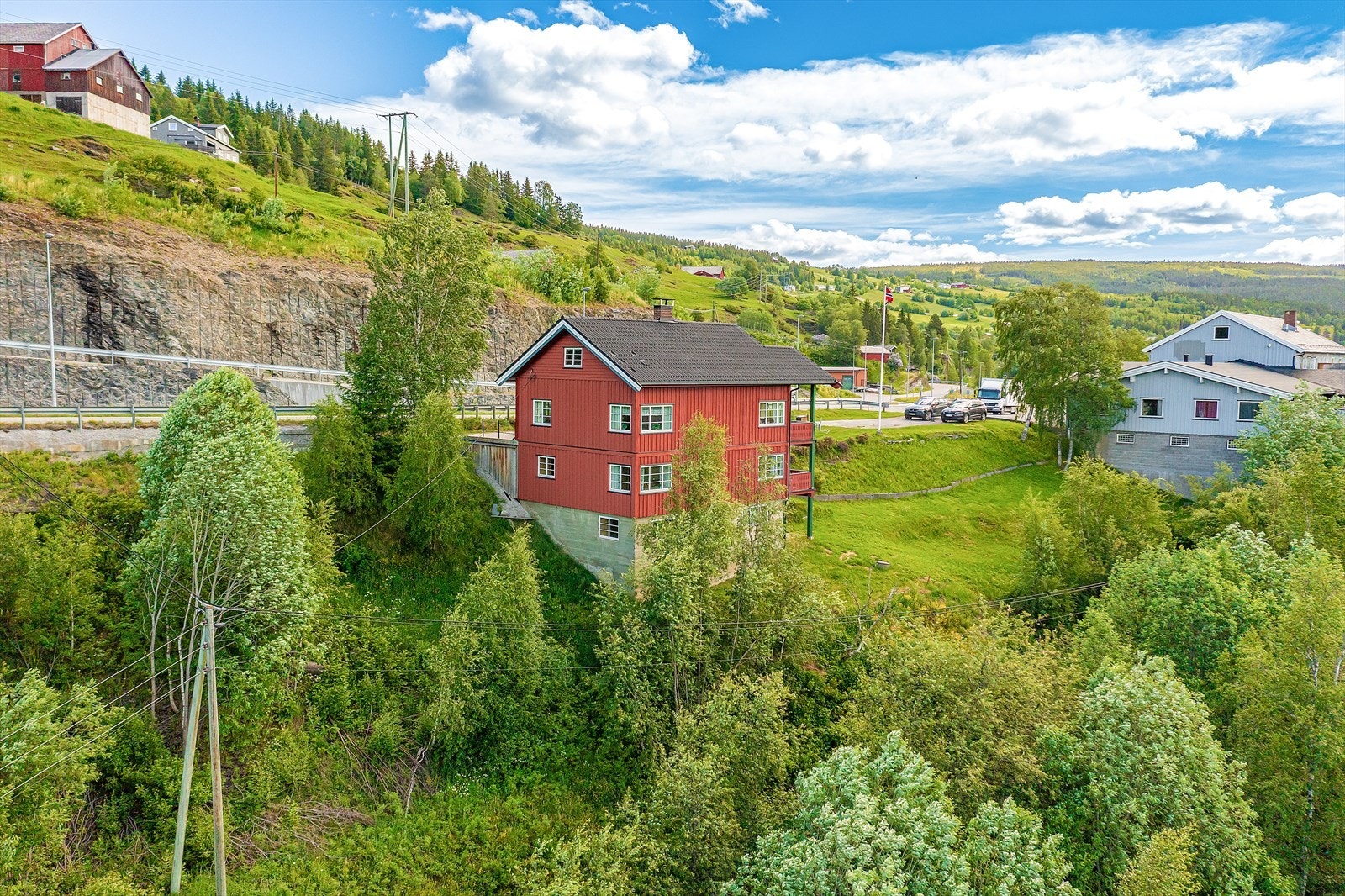Eiendommen ligger nær busstopp og asfaltert gang- og sykkelvei, barnehage, barneskole, fotballstadion m.m. Galleribilde