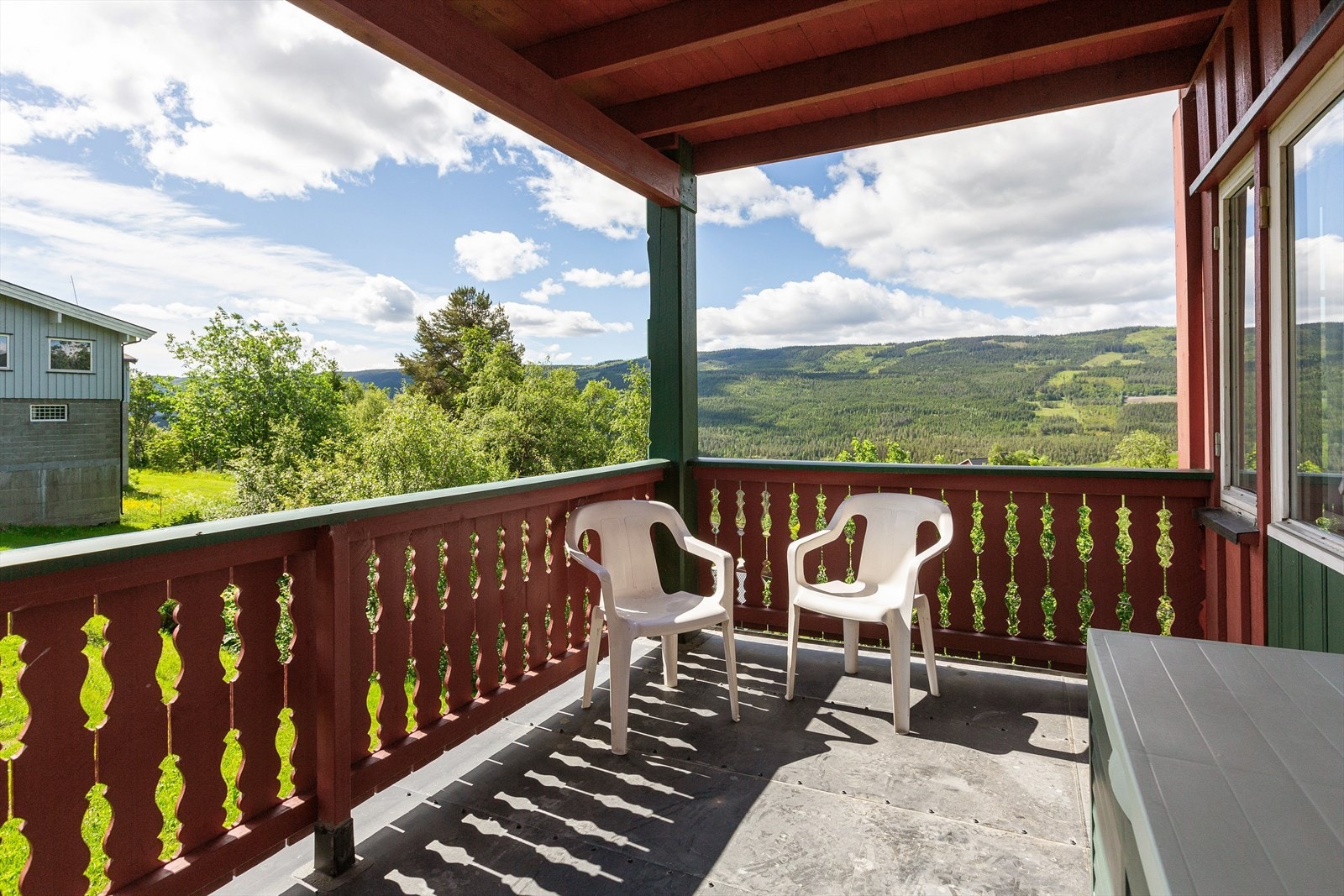 Her er det åpent og solrikt med fin utsikt til bla. Kolstadbygda, Hovigrenda, Kalken (Hovifjorden), Plassane og nordover Røsslend (Rudi). Galleribilde