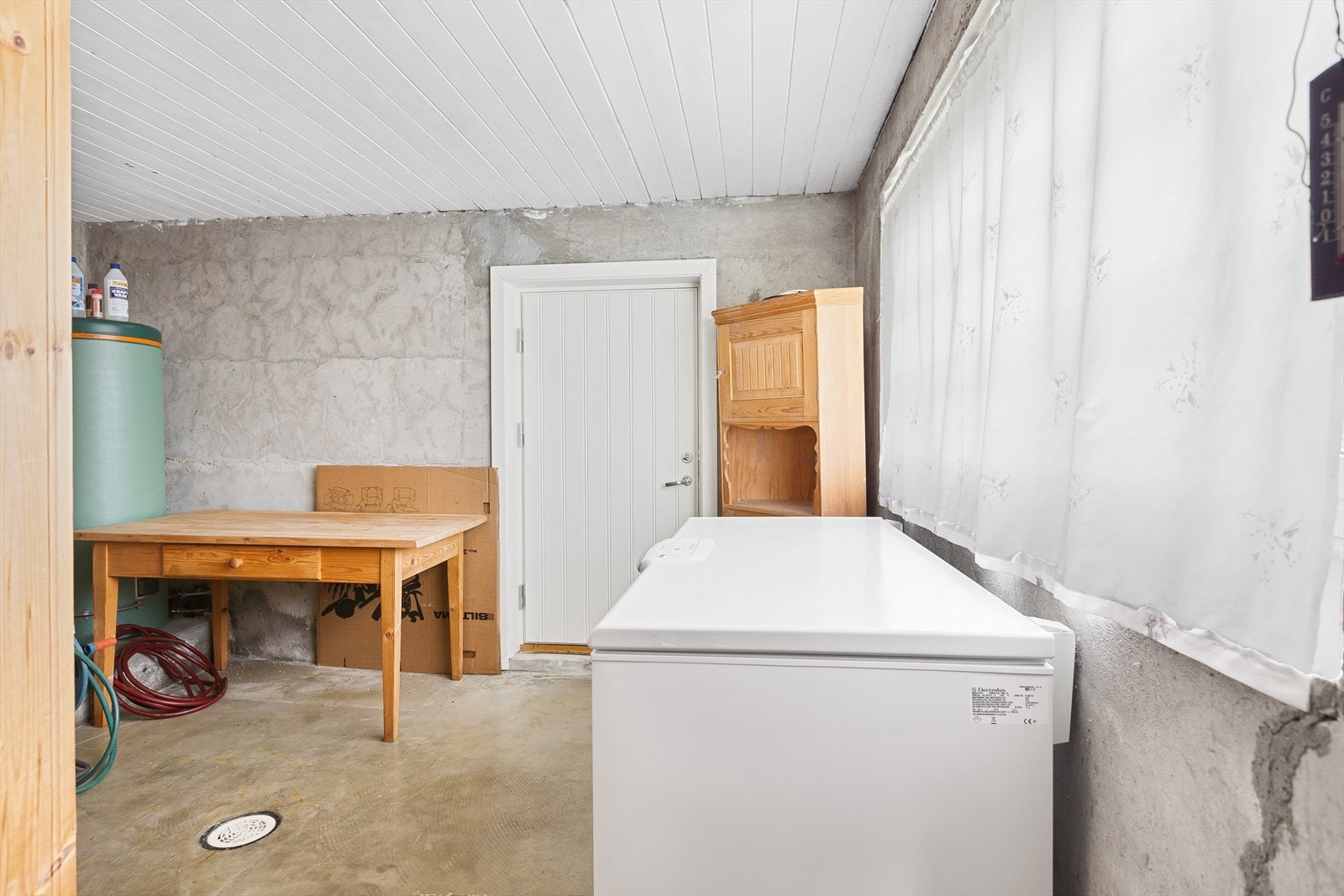 I kjelleren er det også en stor bod med utgang til overbygd sitteplass og videre til terreng. Galleribilde