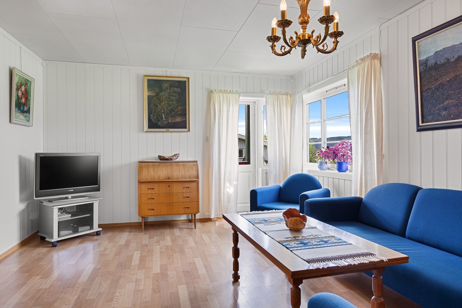 Det er utgang til overbygd veranda med plass til en mindre sittegruppe. Galleribilde