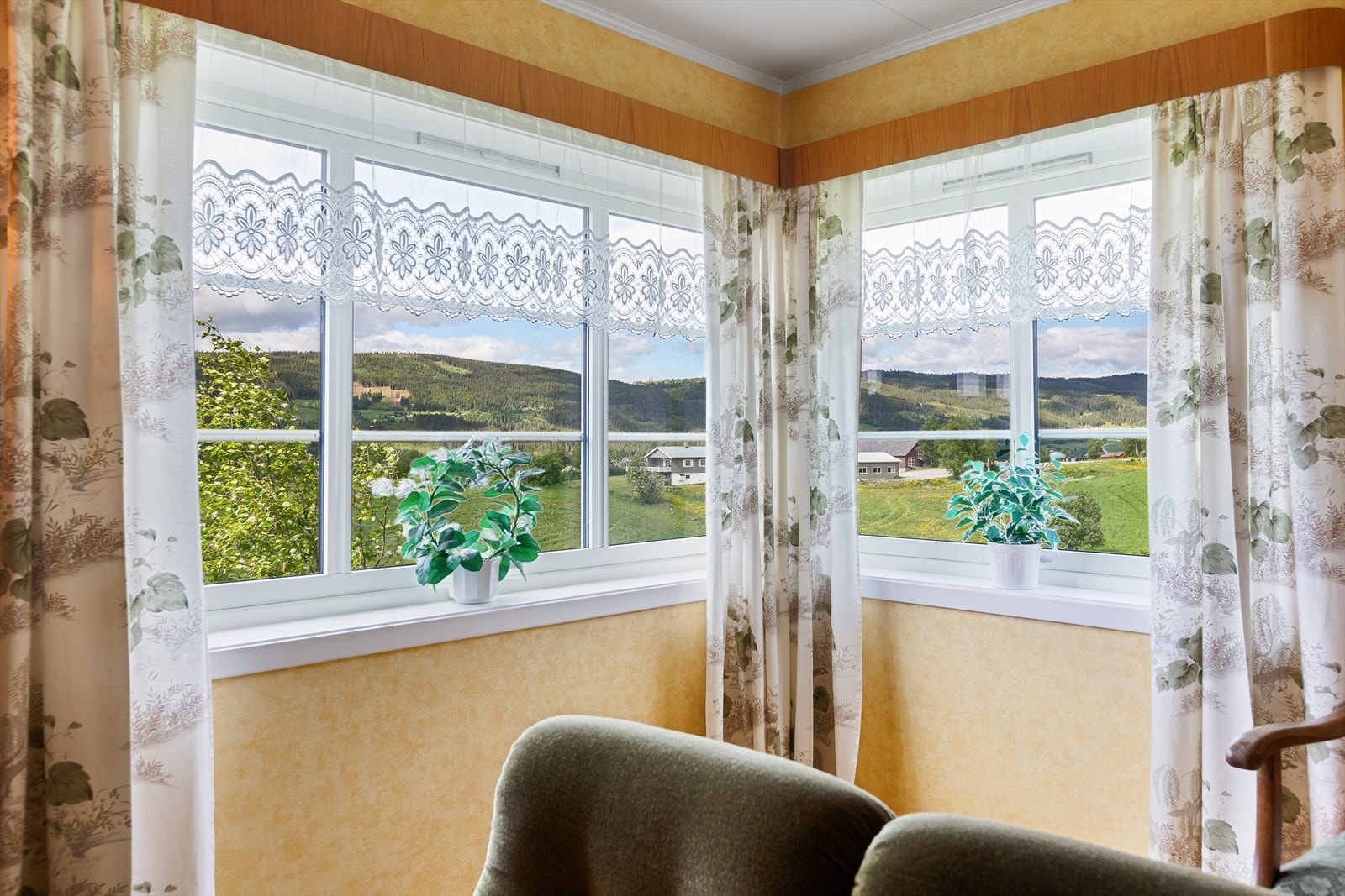 Boligen har malte trevinduer med 2-lags glass og avtagbare sprosser. Galleribilde