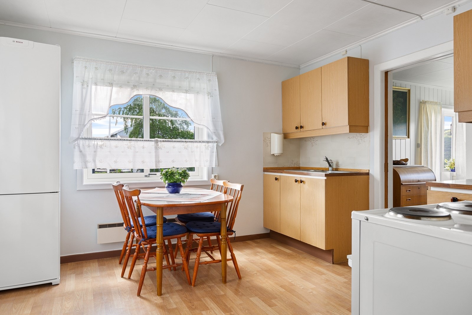 På kjøkkenet er det lyst og åpent med fin plass til sittegruppe foran vinduet. Galleribilde