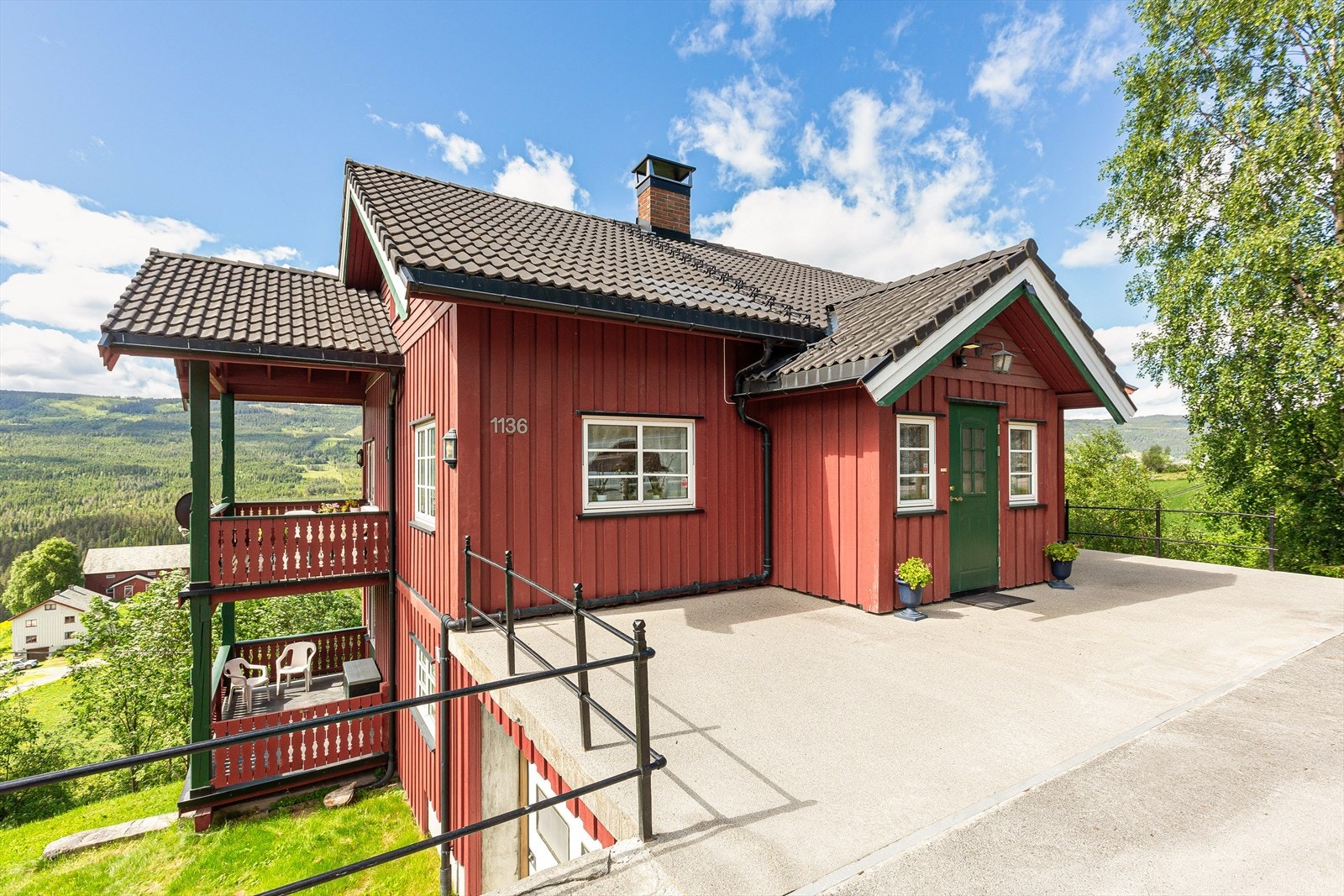 Her finner du eiendommen "Hovlid" åpent og solrikt beliggende i sentrum av Rogne. Galleribilde