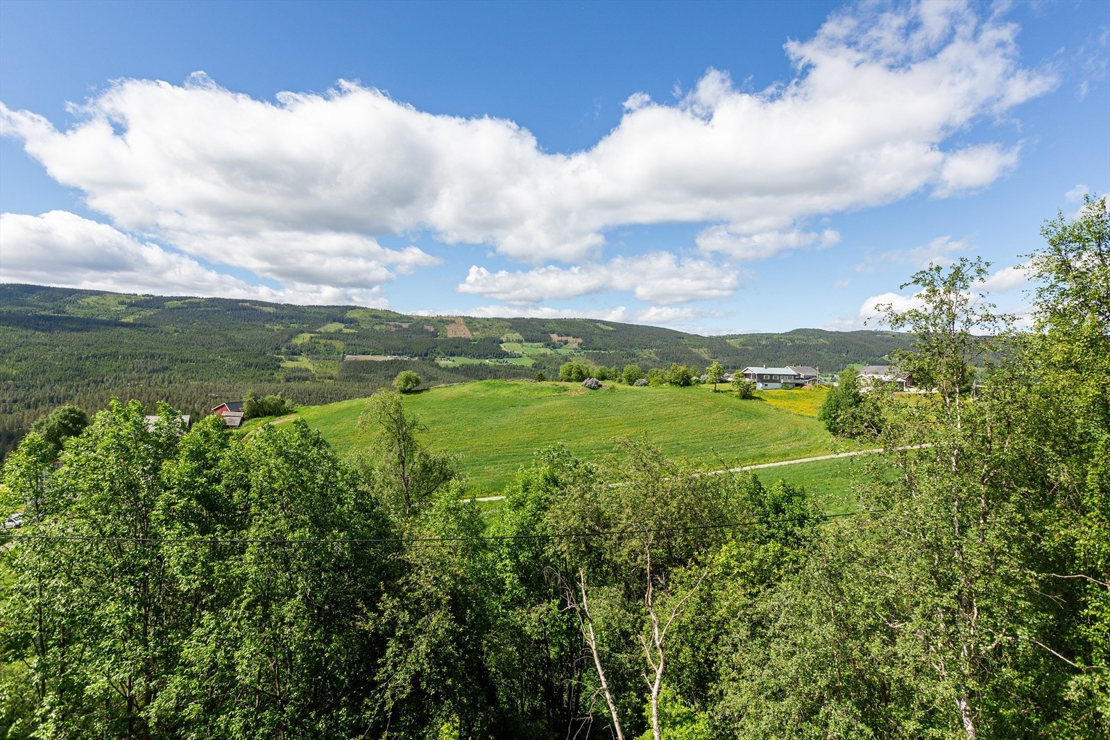 Eiendommen ligger i et trivelig område med spredt bolig- og gårdsbebyggelse. Galleribilde