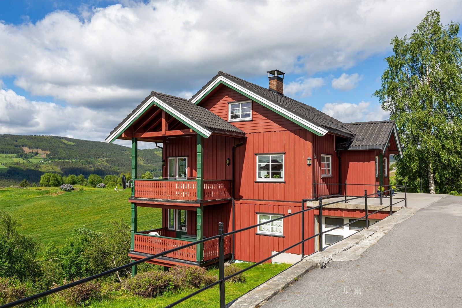 Til kommunesenteret Heggenes, og til Fagernes, er det ca. 10 minutters kjøring. Galleribilde