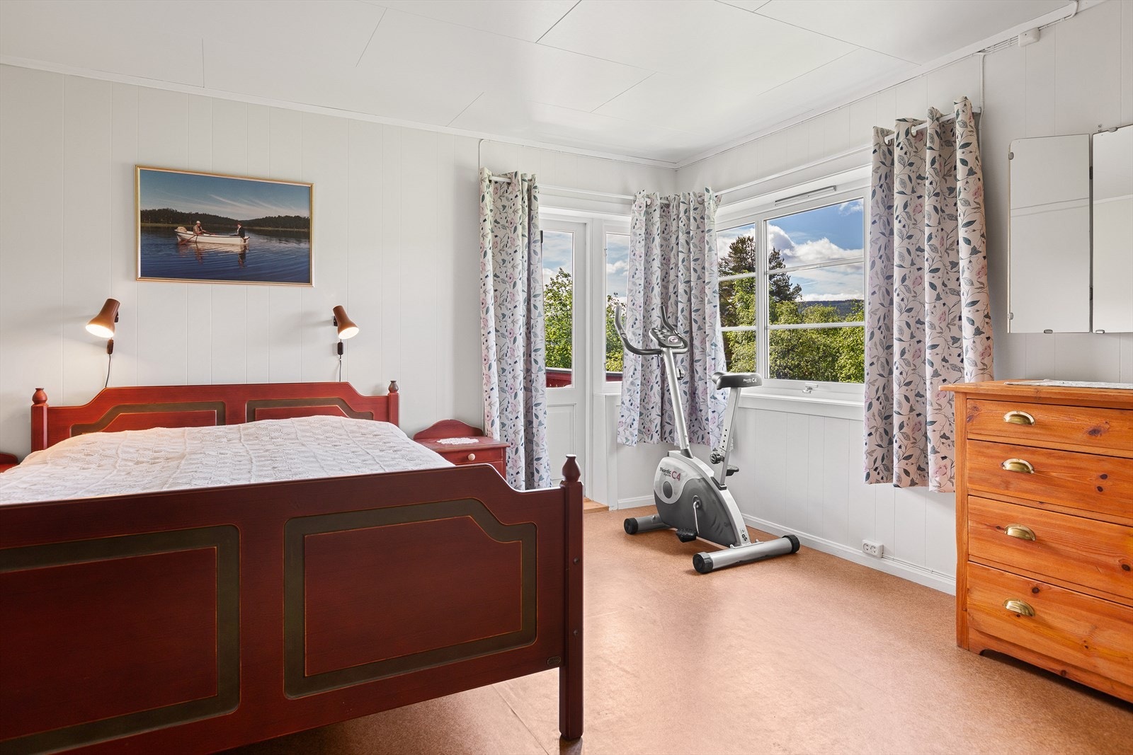 Det ene rommet har også utgang til veranda. Galleribilde