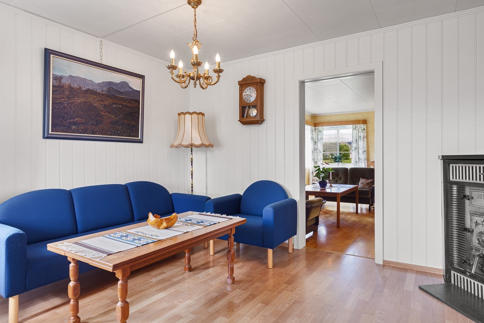 I 1. etasje er det to lyse og hyggelige stuer med fin utsikt utover dalen og områdene rundt. I stuen nærmest kjøkkenet, er det en eldre Jøtul vedovn/kamin. Galleribilde