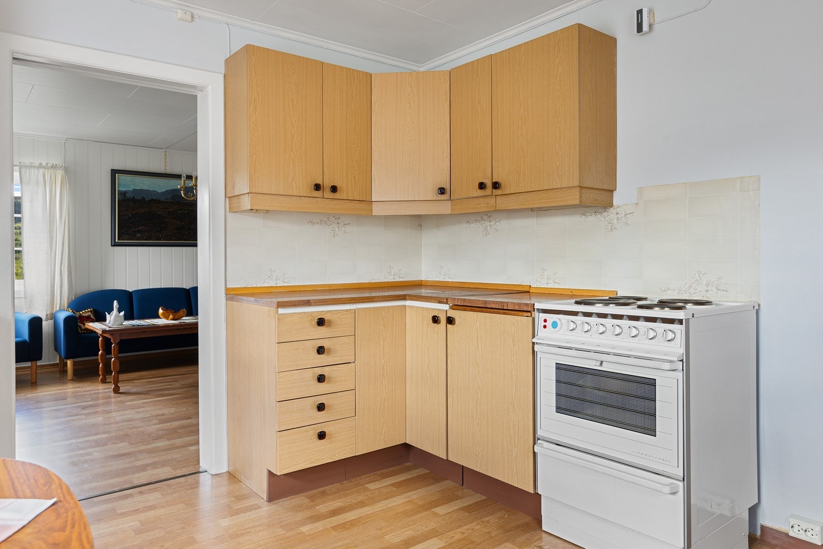 Kjøkkeninnredningen er i folierte plater med over- og underskap, laminat benkeplate i trefylling og oppvaskkum med kran av stål. Det er ingen ventilering fra kjøkken. Galleribilde