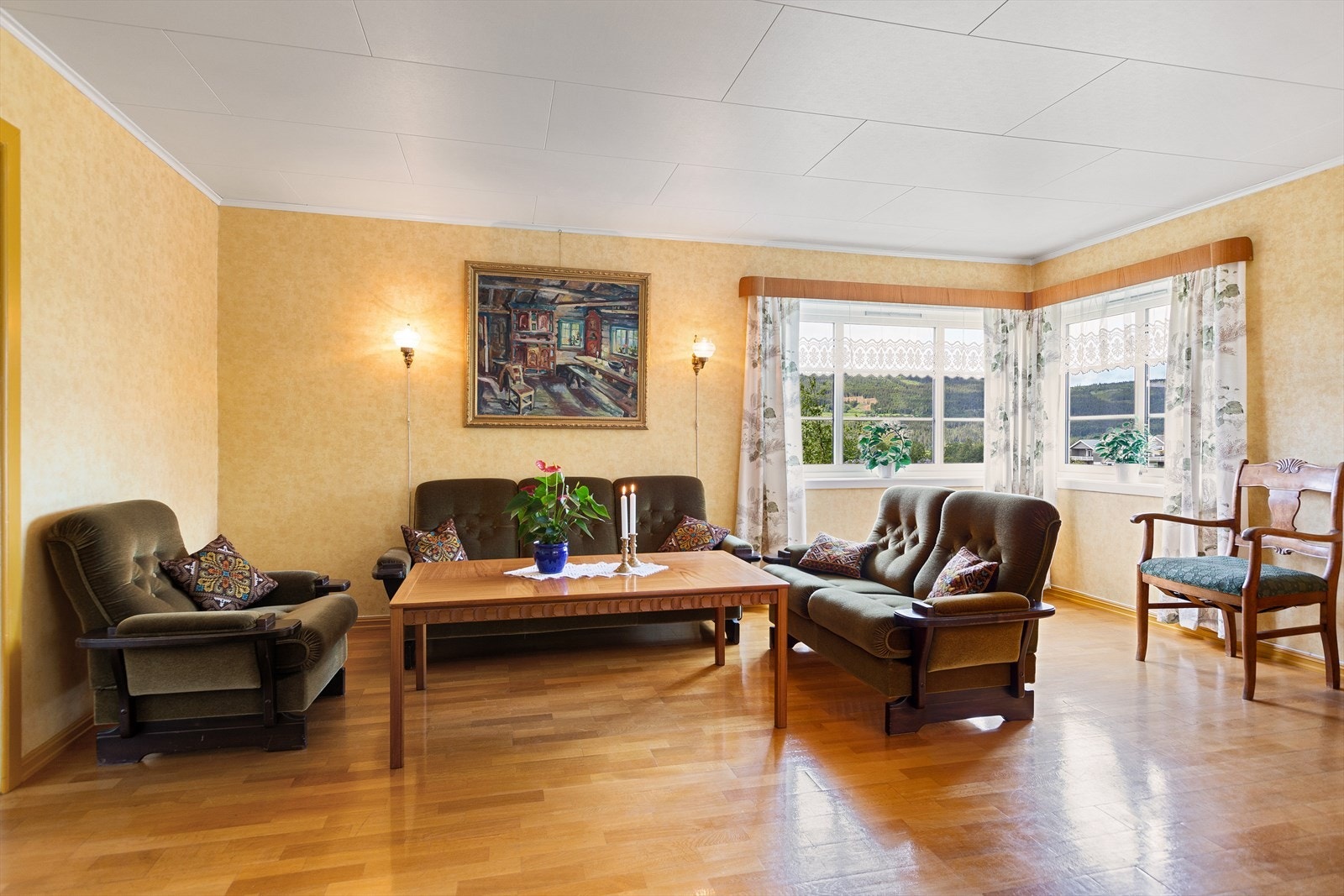 Den andre stuen er åpen og romslig med fin plass til både sofa- og spisegruppe. Galleribilde