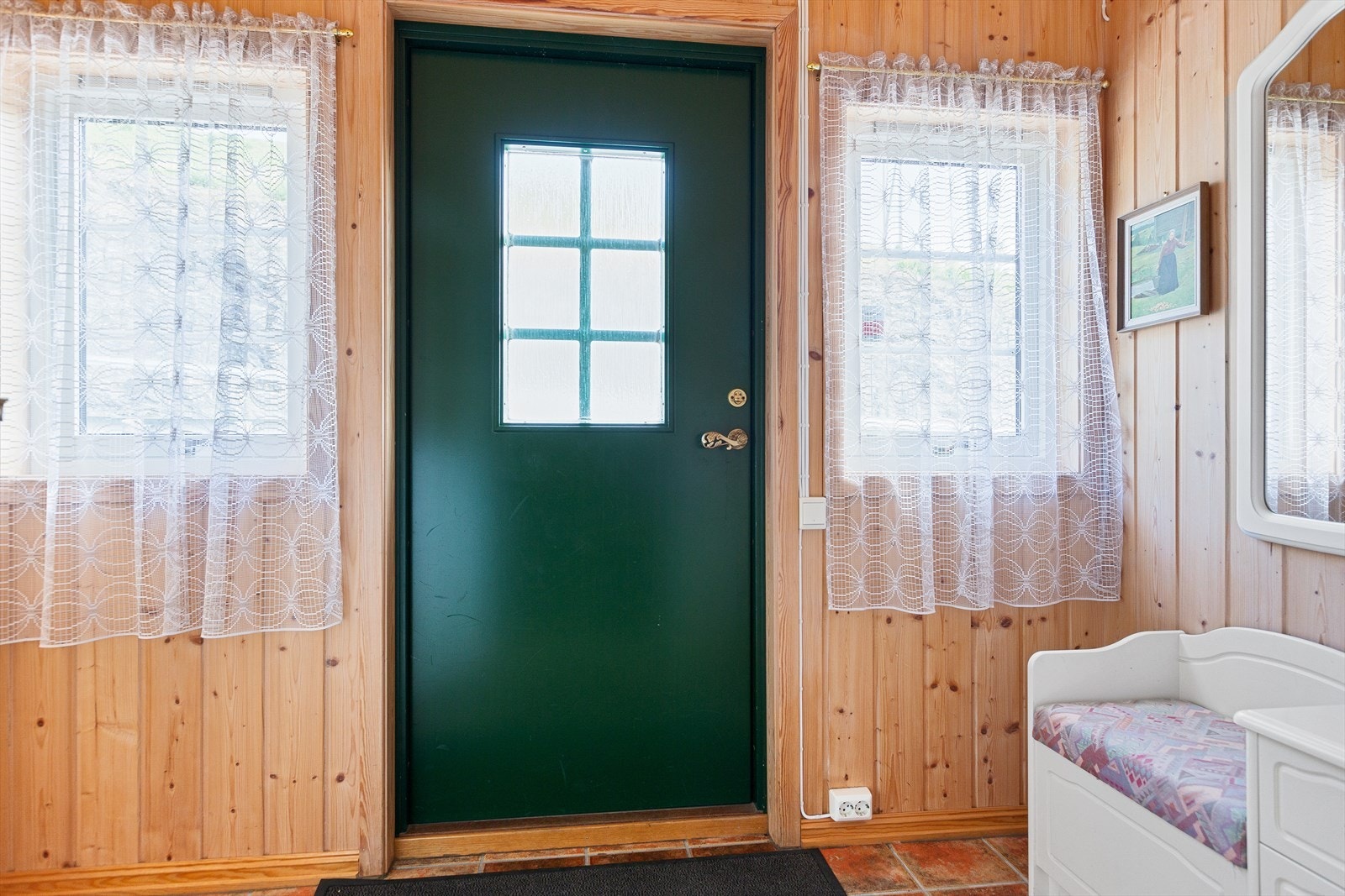 I etasjen er det et praktisk vindfang med flislagt gulv, og det er en romslig trappegang, begge med gode garderobemuligheter. Galleribilde