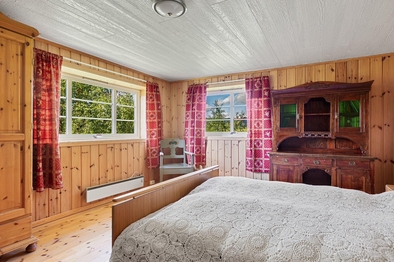 I kjelleren er det soverom, bad og bod. Soverommet er stort, lys og trivelig med god plass til dobbeltseng, garderobeskap m.m. Galleribilde