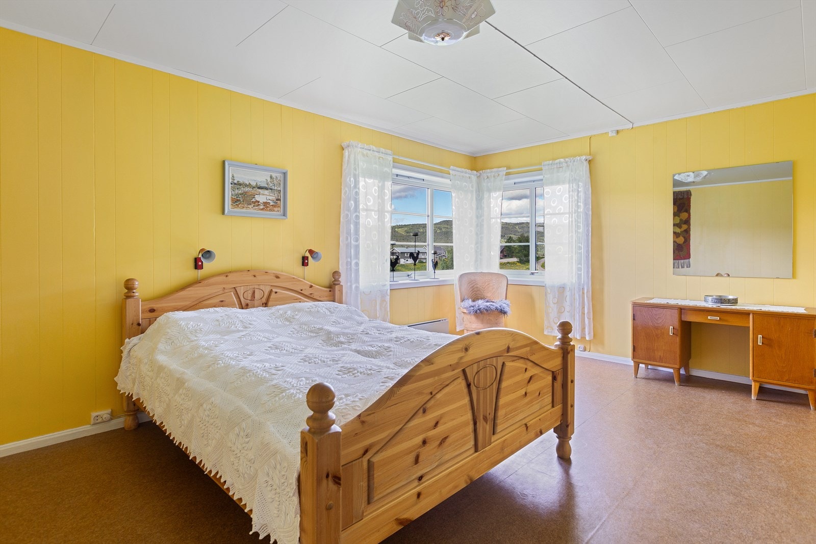 To av soverommene er store, lyse og fine med fine vinduer i hjørne. Galleribilde