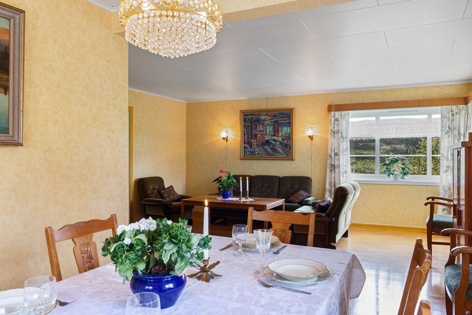 Med vinduer langs tre vegger blir stua ekstra lys og innbydende. Galleribilde